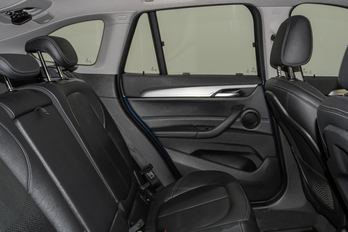 2016 BMW X1 Xdrive 25i SUV Image 3