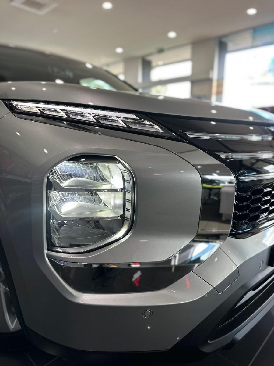 2025 MY24 Mitsubishi Outlander ZM ES SUV Image 10