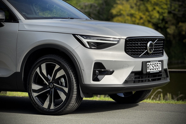 2025 Volvo XC40 XZ Ultra B4 Dark SUV Image 7
