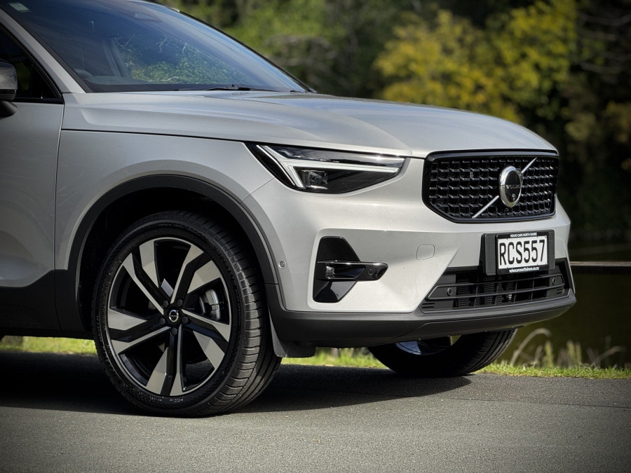 2025 Volvo XC40 XZ Ultra B4 Dark SUV Image 7