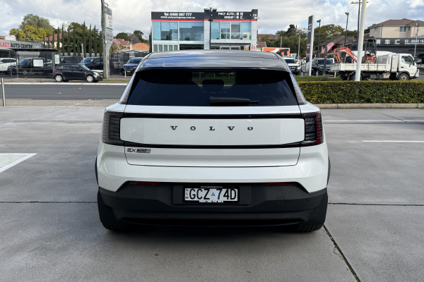 2026 Volvo EX30  Single Motor Extended Range Ultra SUV Image 5