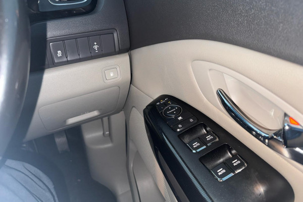 2017 MY18 Kia Carnival YP SLi Van Image 23