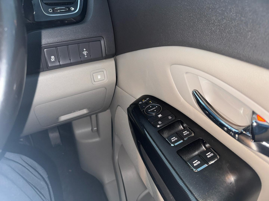 2017 MY18 Kia Carnival YP SLi Van Image 23