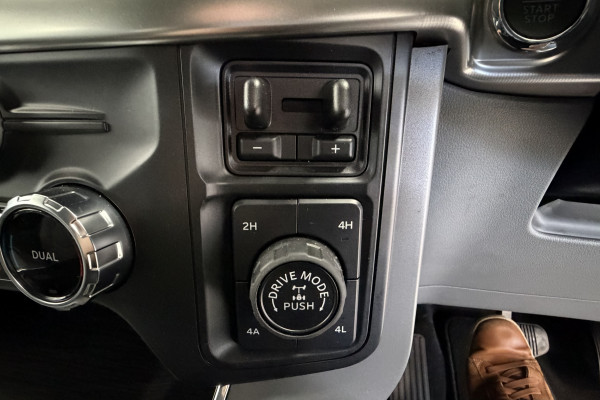 2024 Ford F-150  Lariat Dual Cab Image 32