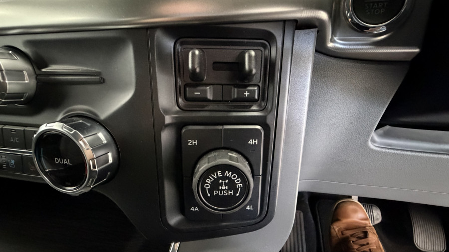 2024 Ford F-150  Lariat Dual Cab Image 32