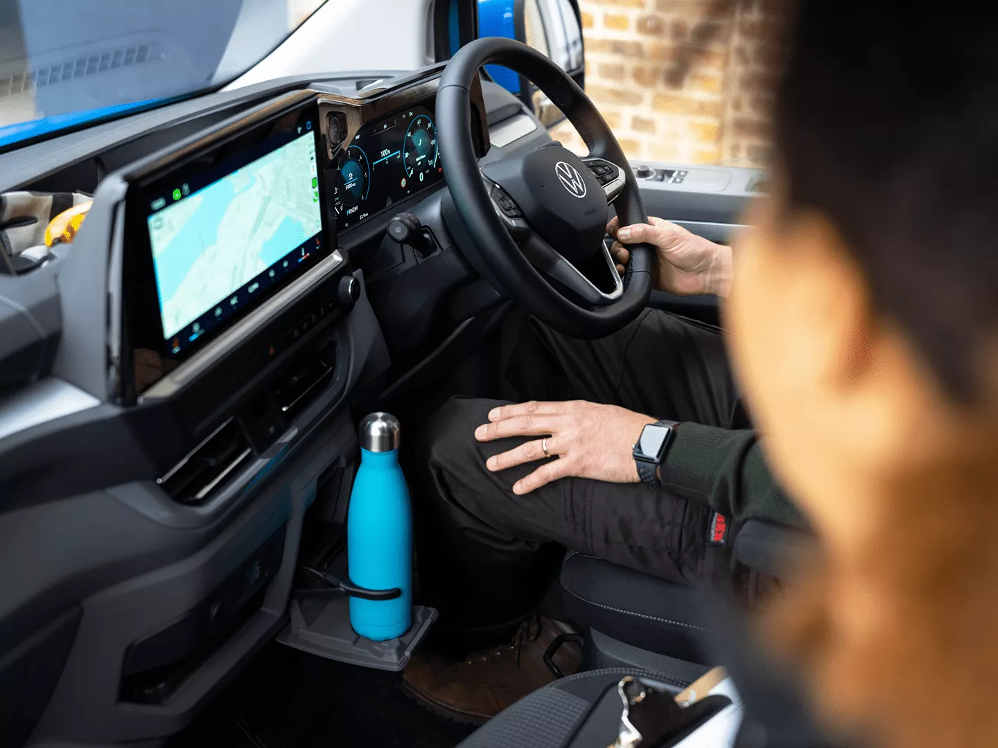 Staying in control is easy Entertainment and connectivity Image