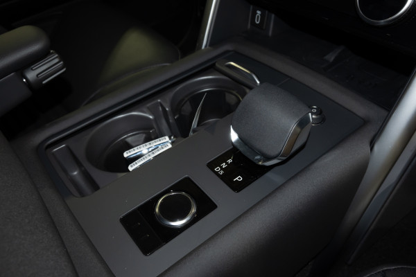 2026 Land Rover Discovery Series 5 D350 Dynamic SE SUV image 16