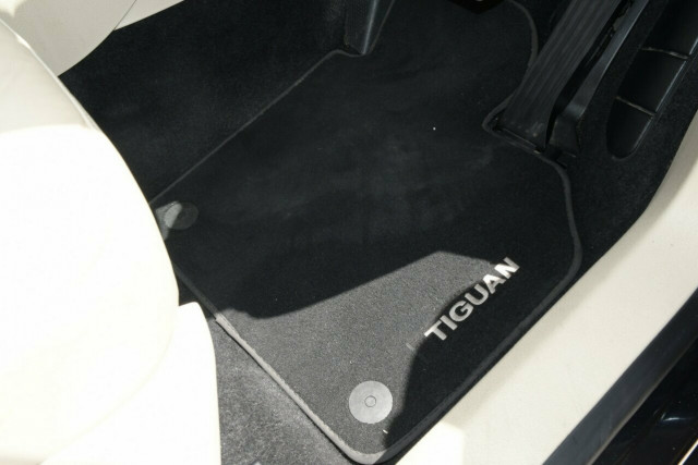 2010 Volkswagen Tiguan 103TDI 4MOTION 8 of 19