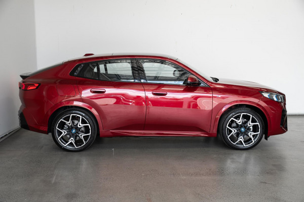2024 BMW iX2 U10 eDrive20 M Sport SUV image 3