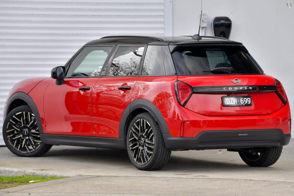 2026 MY25 MINI Cooper F65 S Favoured Hatch image 3