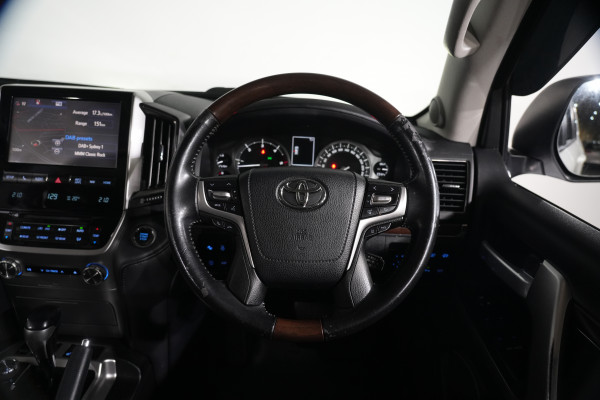2018 Toyota LandCruiser Sahara SUV image 14