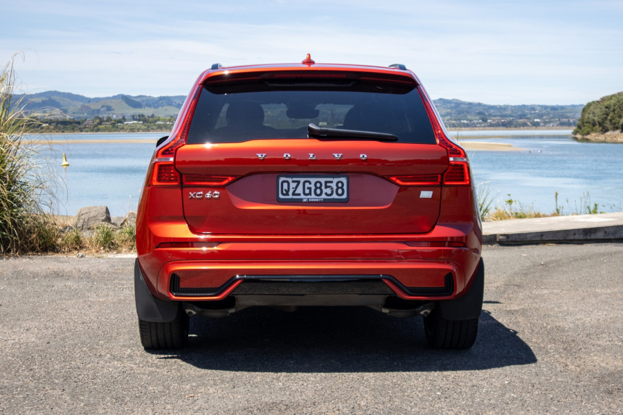 2022 Volvo XC60 T8 RECHARGE PHEV Ultimate SUV Image 7