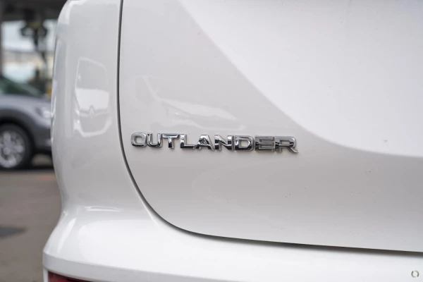 2025 MY24 Mitsubishi Outlander ZM LS SUV Image 14