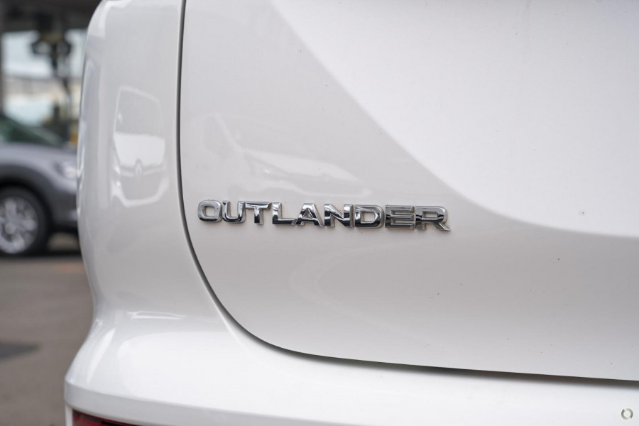 2025 MY24 Mitsubishi Outlander ZM LS SUV Image 14