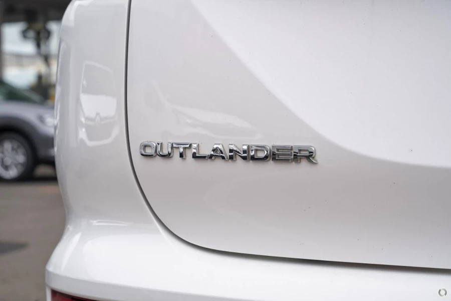 2025 MY24 Mitsubishi Outlander ZM LS SUV Image 14