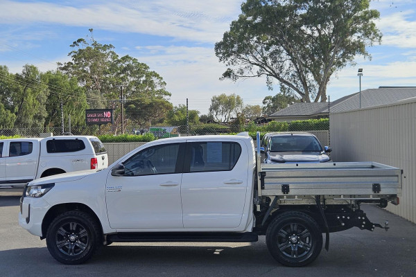 2022 Toyota HiLux GUN126R SR Double-Cab Cab-Chassis
