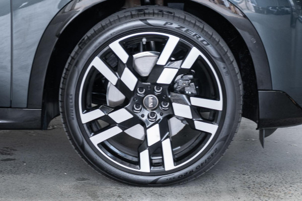 2025 [THIS VEHICLE IS SOLD] image 19