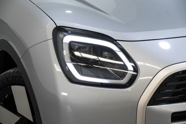 2024 MINI Countryman S Favoured SUV image 2