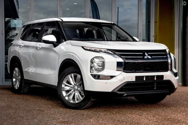 2025 Mitsubishi Outlander ZM ES SUV