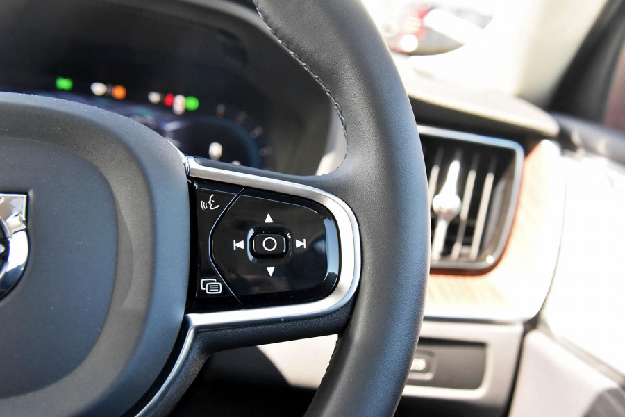 2023 Volvo XC60  Ultimate B6 Dark SUV Image 11