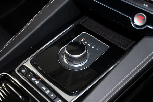2019 Jaguar F-PACE 25t R-Sport SUV image 19