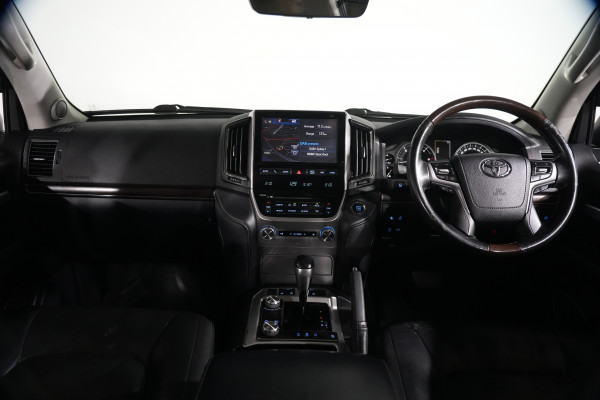 2018 Toyota LandCruiser Sahara SUV image 13
