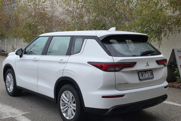 2023 Mitsubishi Outlander ZM ES SUV Image 5