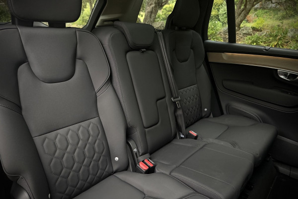 2026 Volvo XC90 L Series Ultra T8 Plug-in Hybrid Dark SUV Image 12