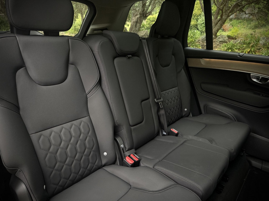 2026 Volvo XC90 L Series Ultra T8 Plug-in Hybrid Dark SUV Image 12