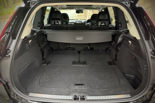 2026 Volvo XC90 L Series Ultra T8 Plug-in Hybrid Dark SUV Image 13