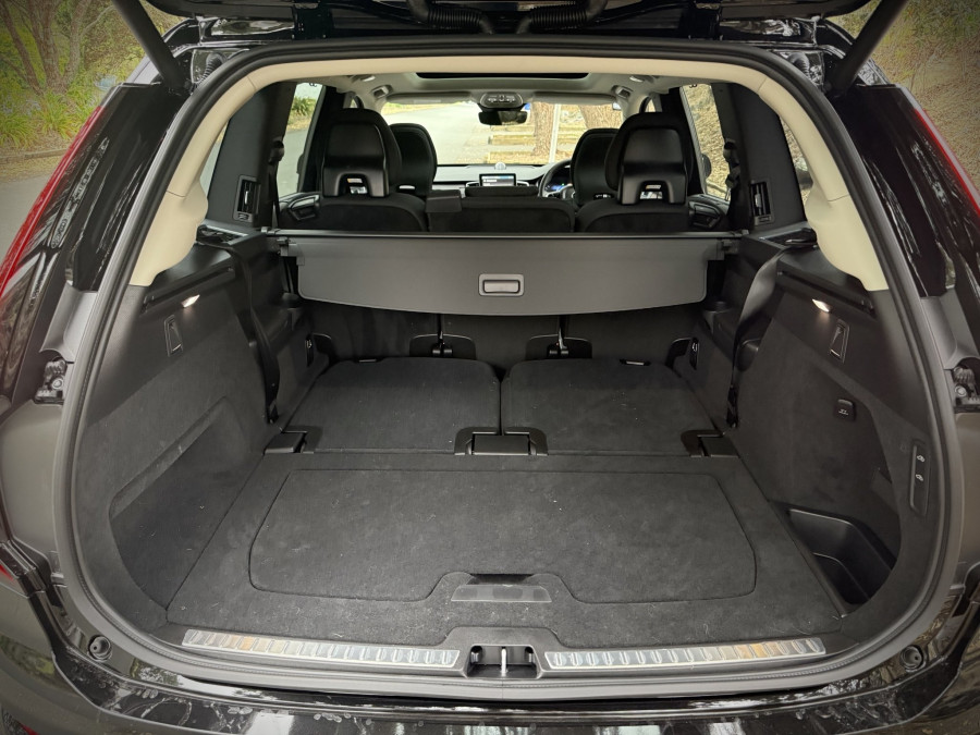 2026 Volvo XC90 L Series Ultra T8 Plug-in Hybrid Dark SUV Image 13