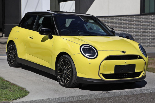 MINI Cooper SE Favoured J01