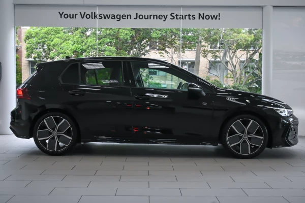 2025 Volkswagen Golf 8.5 110TSI R-Line Hatch Image 3