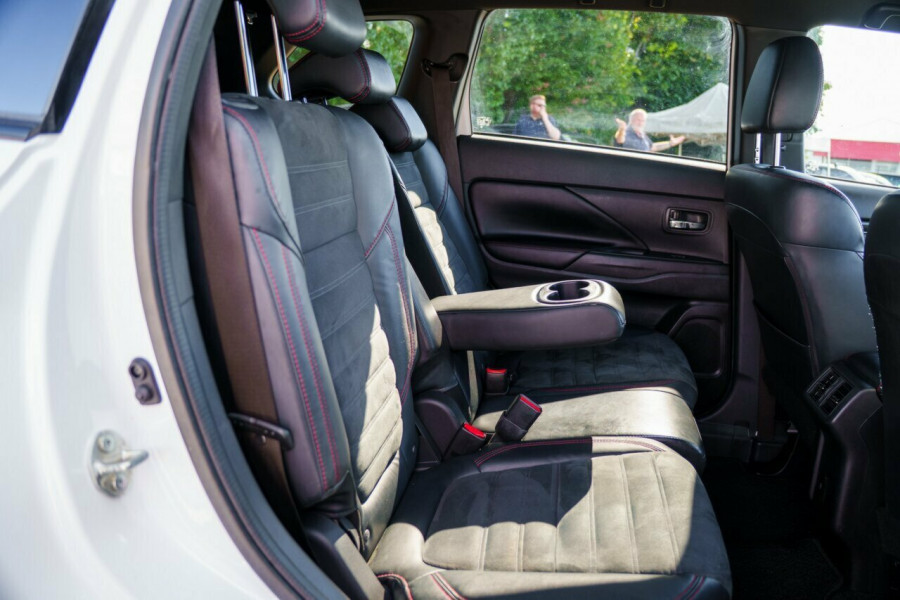 2021 Mitsubishi Outlander ZL Black Edition SUV Image 9