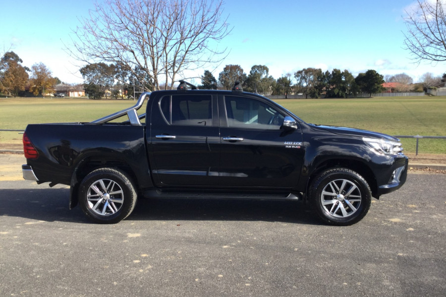 2017 Toyota HiLux  SR5 Cab chassis Image 4