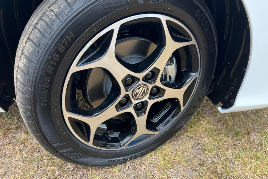 2025 MY24.5 MG MG3 ZP22 Essence Hybrid+ Hatch Image 8