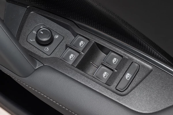2026 Volkswagen Tayron R4 150TSI eHybrid Elegance SUV Image 21