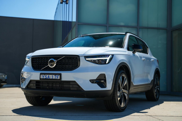 2023 MY24 Volvo XC40 XZ Ultimate B4 Dark SUV Image 3