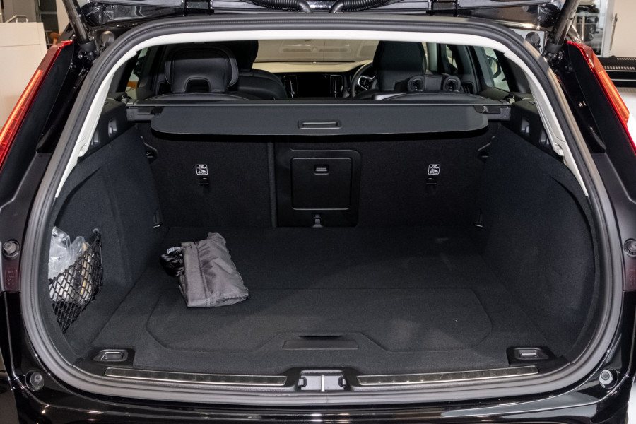 2025 Volvo V60 Cross Country Z Series Ultra B5 Bright Wagon Image 18