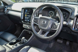 2018 Volvo XC40 XZ D4 Momentum Launch Edition SUV image 8
