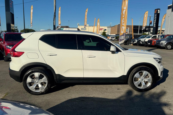 2019 Volvo XC40 XZ T4 Momentum SUV Image 5