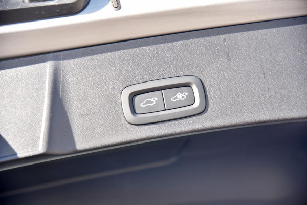 2025 Volvo XC40 XZ Plus B4 SUV Image 9
