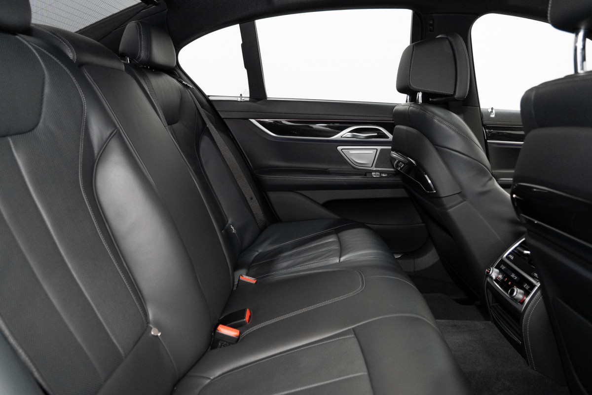 2020 BMW 7 30d M Sport Sedan Image 3