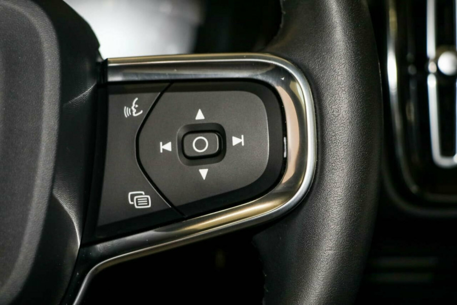 2019 Volvo XC40 XZ T4 Momentum Suv Image 17