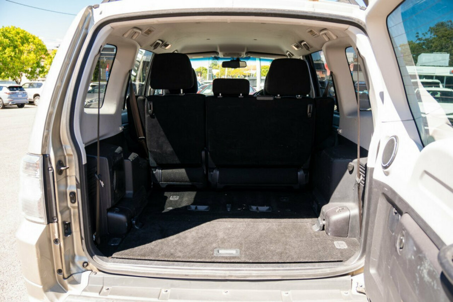 2012 Mitsubishi Pajero NW Exceed SUV Image 8