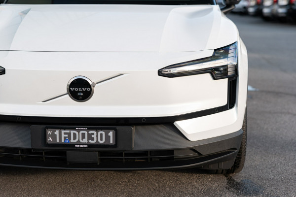 2026 Volvo EX30  Single Motor Extended Range Ultra SUV Image 11