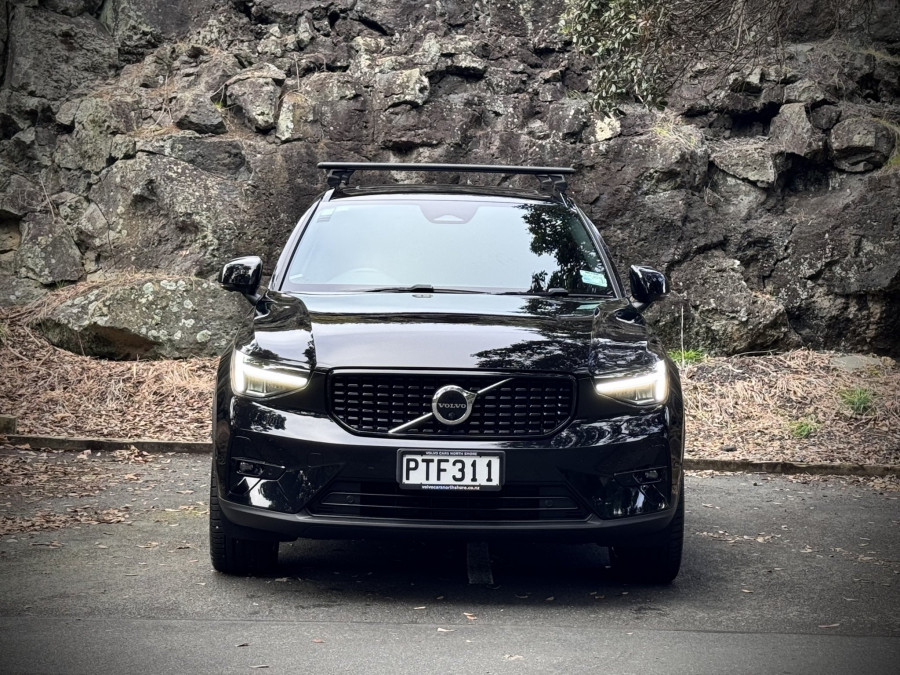 2023 Volvo XC40 XZ Ultimate B5 Dark SUV Image 2