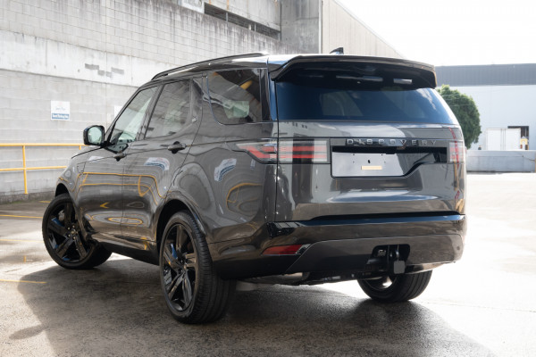 2026 Land Rover Discovery Series 5 D350 Dynamic SE SUV image 2