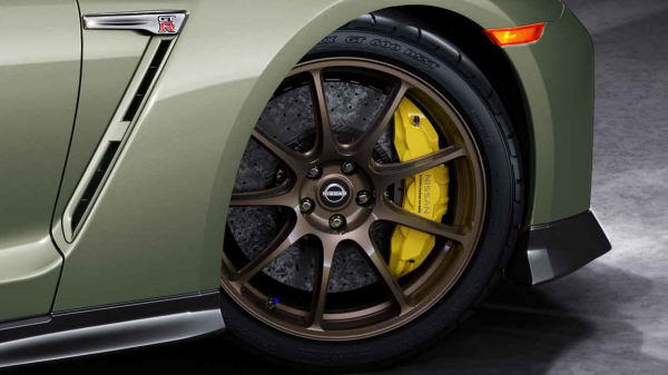 Forged wheels with wider front fenders Image