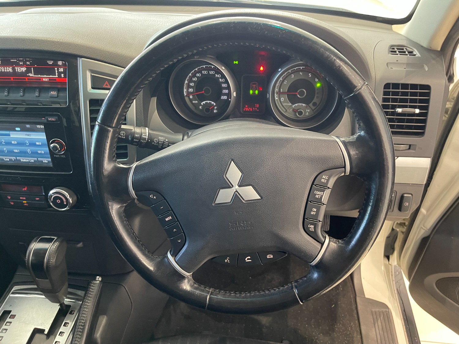 2014 Mitsubishi Pajero NW Turbo GLX Wagon Image 6